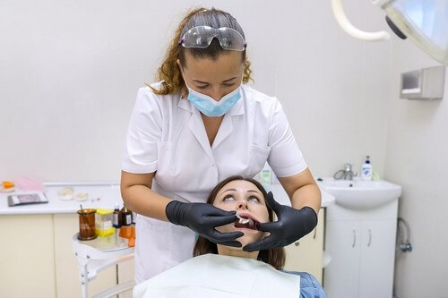 Donna con bruxismo in visita dal dentista.