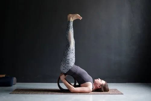 Viparita Karani fra le posizioni Yoga per riposare meglio.