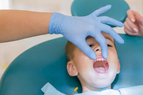 Bambino dal dentista per reimpianto dei denti da latte.