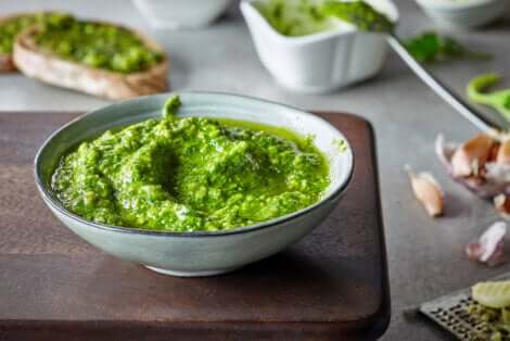 Pesto alla genovese e varietà di basilico.