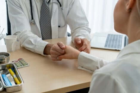 Consulto medico per allergia al pollo.