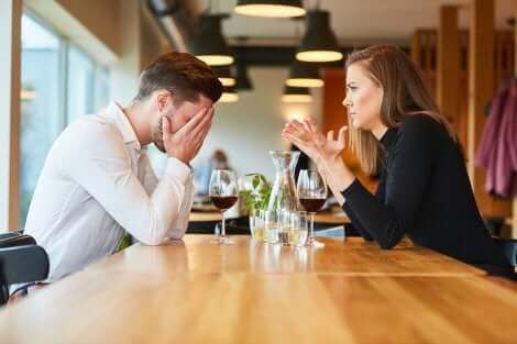 Paura dell'abbandono nella coppia e discussione al ristorante.