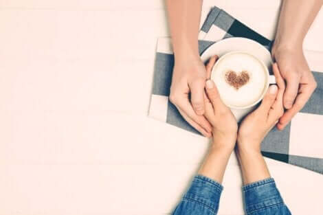 Mani con cappuccino cuore.