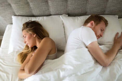 Coppia litigio nel letto.