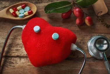 Cuore di stoffa, stetoscopio e farmaci antiaritmici.
