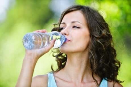 Donna che beve acqua.