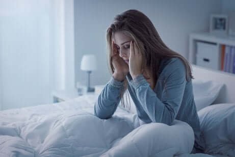Il ciclo mestruale e il sonno: donna che non riesce a dormire.