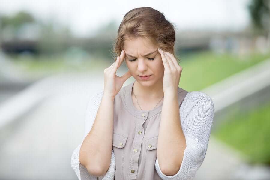 Donna con nausea.