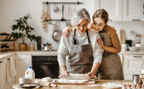 Donna che cucina con madre tra i propositi per lo anno nuovo.