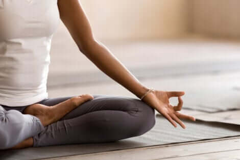 Donna in posizione semplice di yoga.