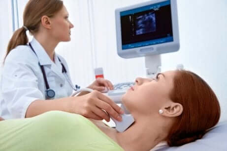 Donna incinta si sottopone a ecografia della tiroide.