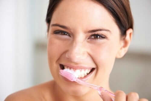 Donna che si prende cura dei denti.