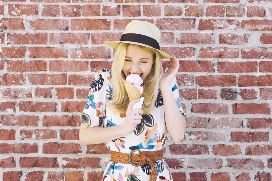 Donna mangia gelato.