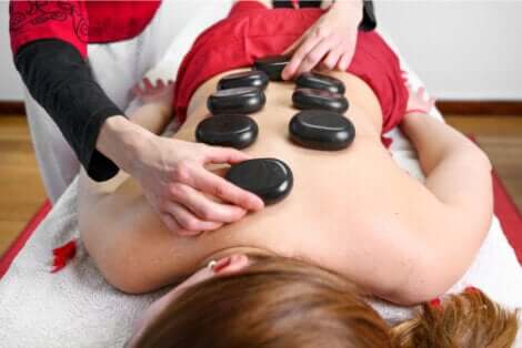 Donna che riceve un massaggio con pietre rassodanti.