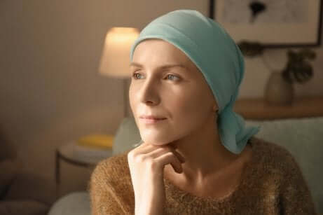 Donna che è stata sottoposta a chemioterapia.