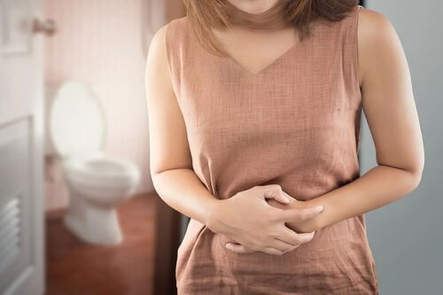 Donna con stimolo di urinare.