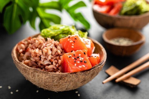 Insalata di riso e salmone.