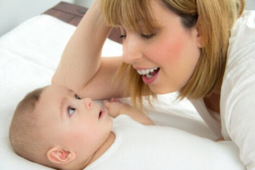 Madre che canta al figlio neonato.