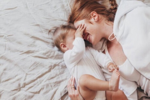 Madre che gioca con il figlio.