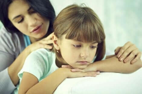 Mamma sposta i capelli della figlia.