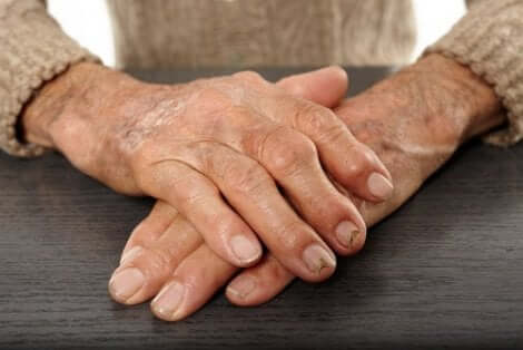 Mani di persona anziana.