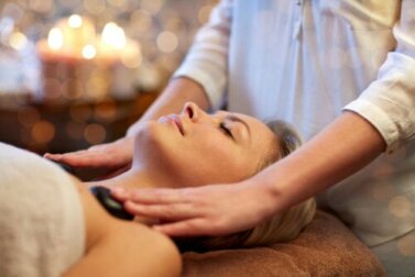 Massaggio con pietre calde: 5 benefici