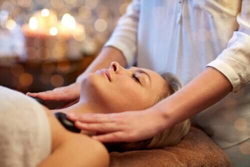 Massaggio con pietre calde: 5 benefici
