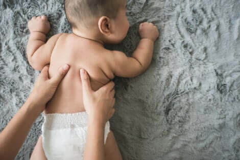 Massaggio del neonato.