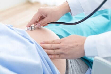 Medico esamina donna incinta.