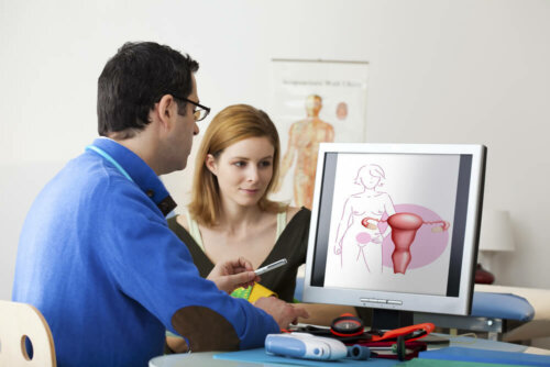 Medico spiega a paziente funzionamento dell'ovaio.