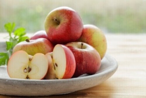 Calmare il bruciore di stomaco con le mele.
