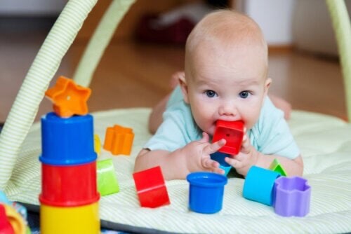 Giocattoli per intrattenere il neonato con il gioco.