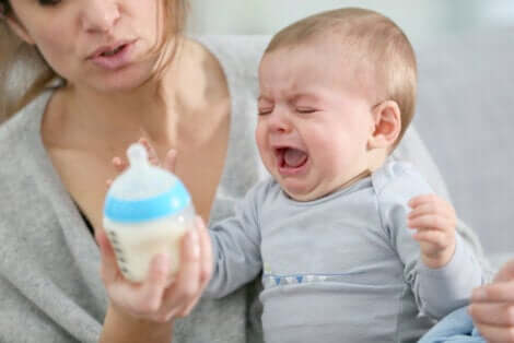 Neonato piange biberon.