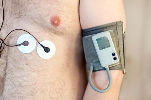 Paziente con holter cardiaco.