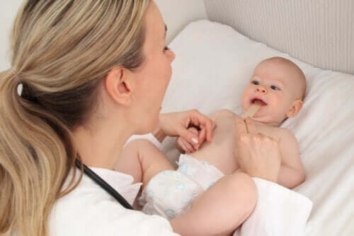 Frenulo corto nel neonato: sintomi e trattamento
