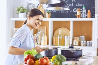 Intossicazione alimentare: donna che cucina.