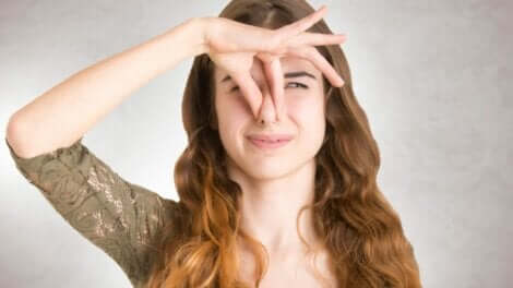 Ragazza che si chiude il naso per la fantosmia.