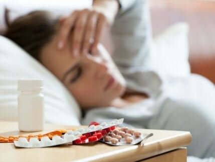 Ragazza stanca con antidepressivi.