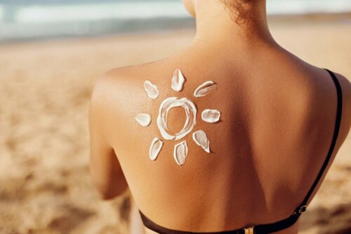 Schiena femminile con crema solare.