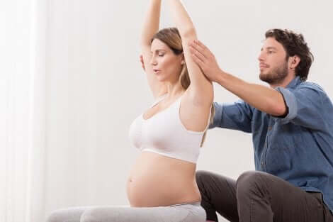 Terapista insegna donna a eseguire tecnica di respirazione.