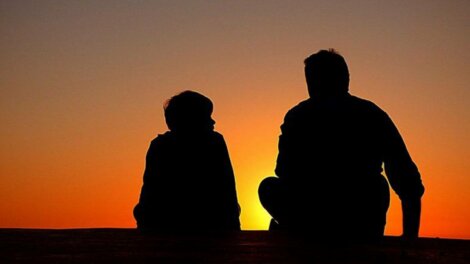 Padre e figlio al tramonto.