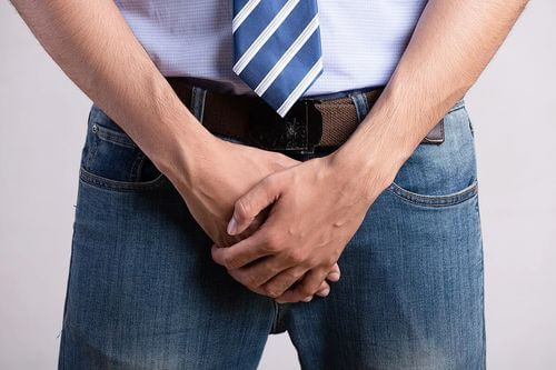 Uomo con un problema intimo.