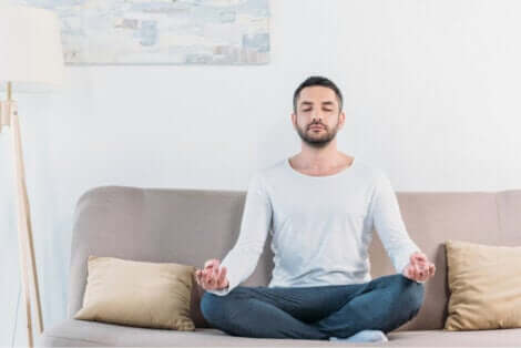 Consigli per meditare: uomo che medita.