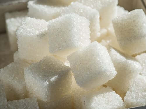Zollette di zucchero raffinato.