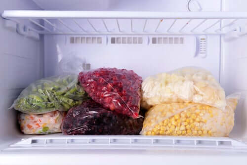 Sacchetti di cibi surgelati in freezer.