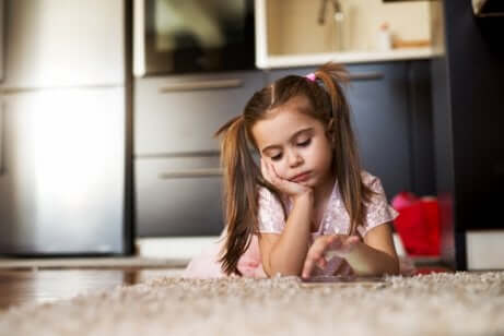 Bambina annoiata.