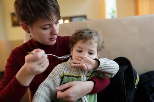 Bambino in braccio alla madre.