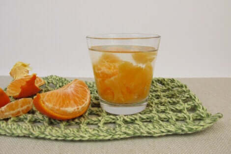 Acqua detox all'arancia.