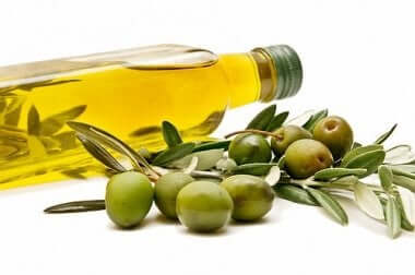 Bottiglia di olio d'oliva e olive.