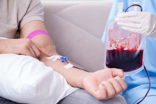 Paziente che dona sangue.